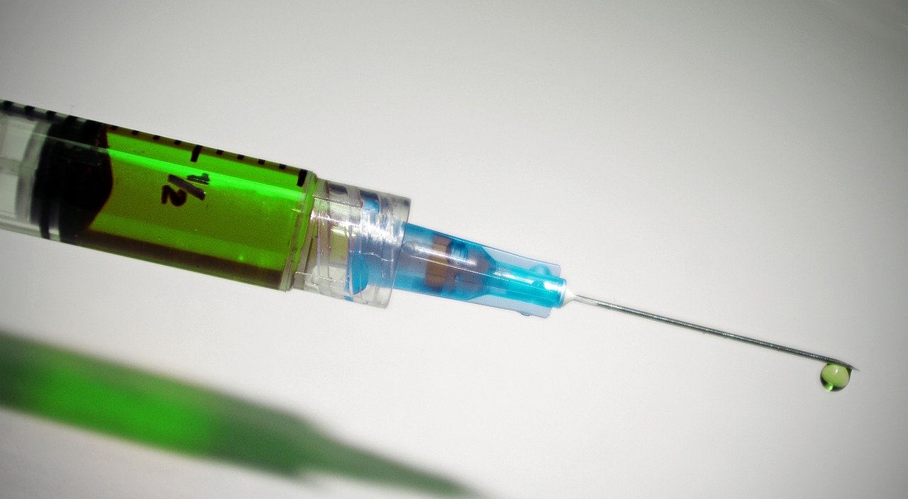 Китай начнет тестирование вакцин от коронавируса этим летом